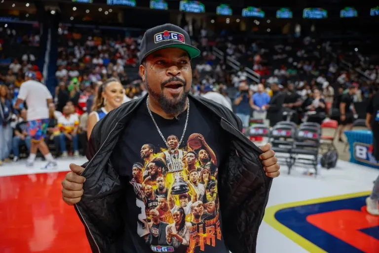 Ice Cube receives his Basketball Hall of Fame Award